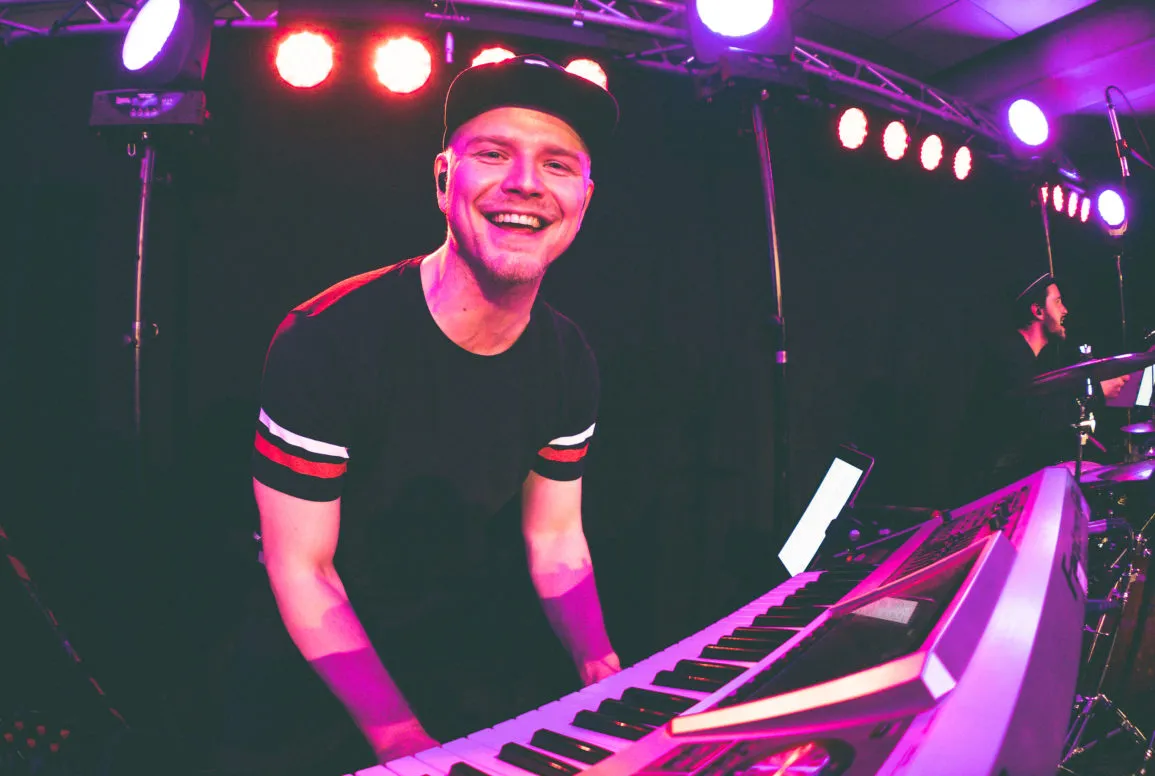 Hochzeitsband live Musik Connection bei Feier mit Tanz und Stimmung.